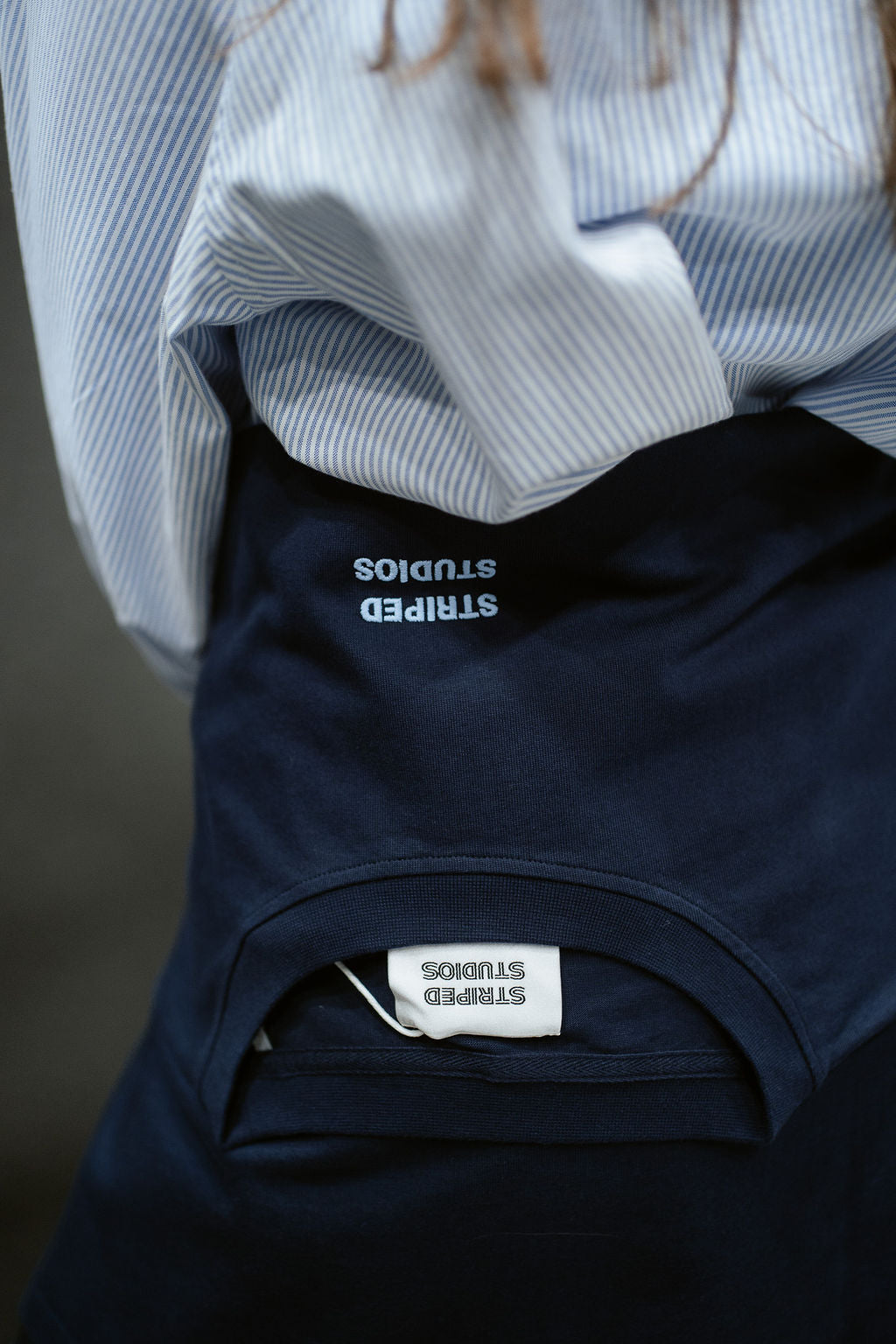 NAVY LONGSLEEVE LOGO