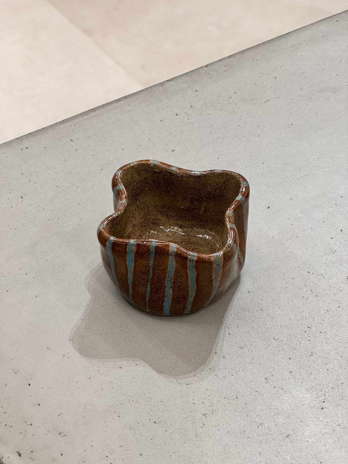 BLUE STRIPES WAVED CUP