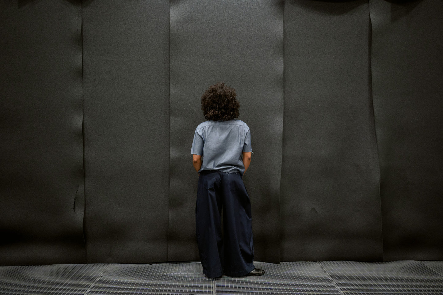 NAVY PLEATED TROUSERS