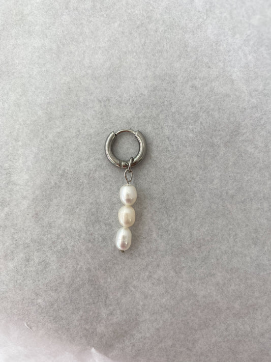 SHORT PEARLS earring